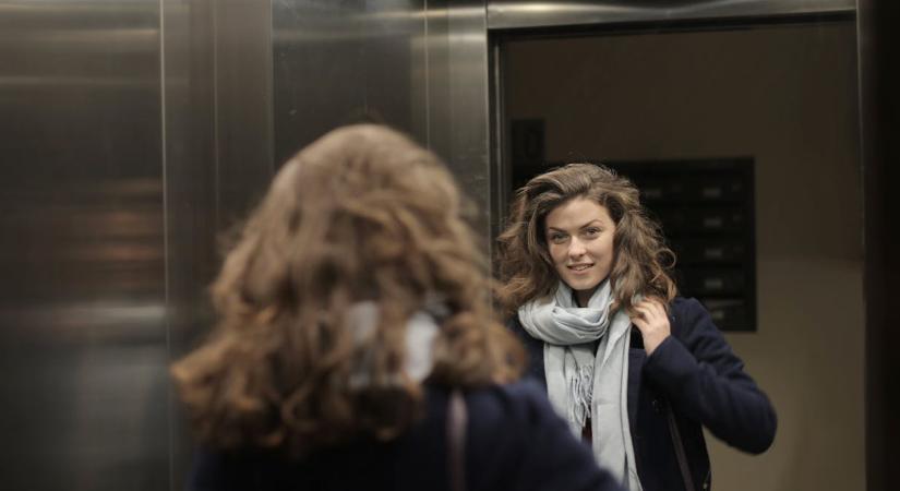 Tudja miért van tükör a liftekben? Meglepő az oka!