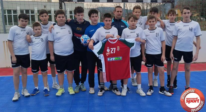 NS-jótékonyság: válogatott kézilabdás mezre lehet licitálni