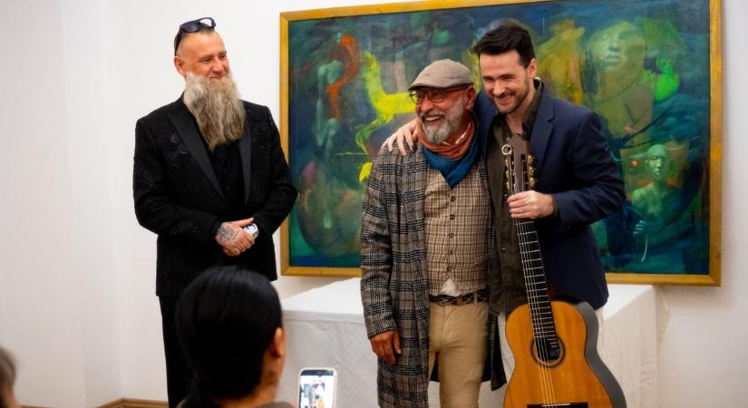 „Az ország egyik legjobb festője vagyok” – Merész kijelentéssel nyílt roma kiállítás Pannonhalmán - fotók, videó