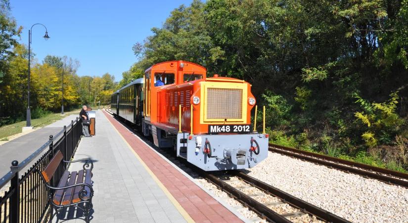 Tavaszi bakancslistás programok a Váli-völgyben: piknik a Nyakas-kőnél, kisvasutazás és borozás Töknél