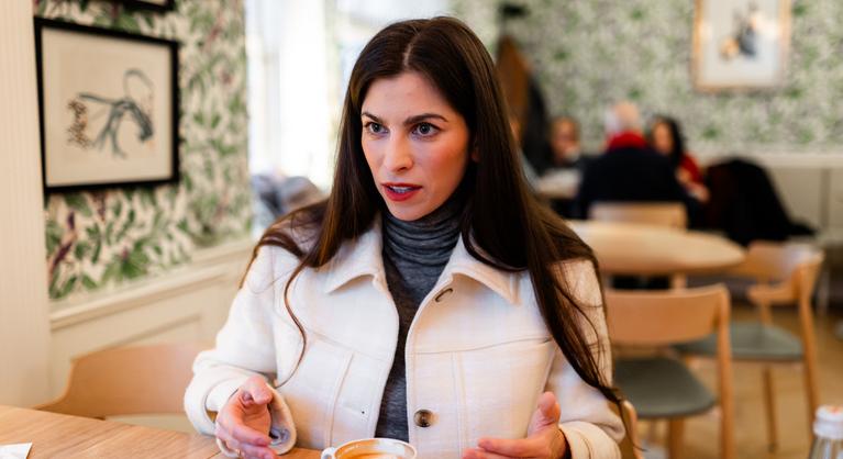 Szentkirályi Alexandra felszólította Karácsony Gergelyt, hogy azonnal vegyék le az ukrán zászlót a városházáról