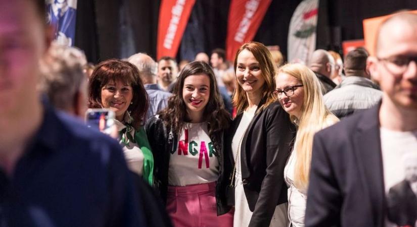 Szépen telik a Főnix Aréna: érkeznek az első képek a debreceni háborúellenes gyűlésről (frissül)