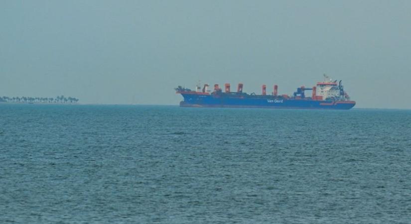 Valami egészen különös dolog történik a Hormuzi-szorosoban: fellázadt az orosz olajat szállító milliárdos, beküldte az iráni rakéták keresztüzébe a tankhajóit – óriásit kaszálhat, ha túléli