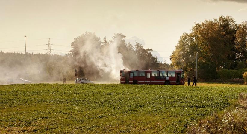 Menekítették az utasokat a 32-es főúton: füstölni kezdett egy busz Jászalsószentgyörgyön
