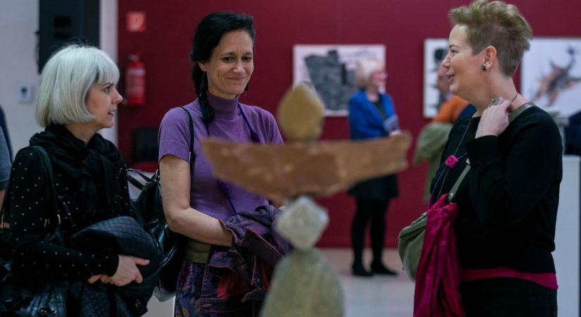 Különböző műfajok áthatásából született művek is láthatók a Hírös Agórában – fotók