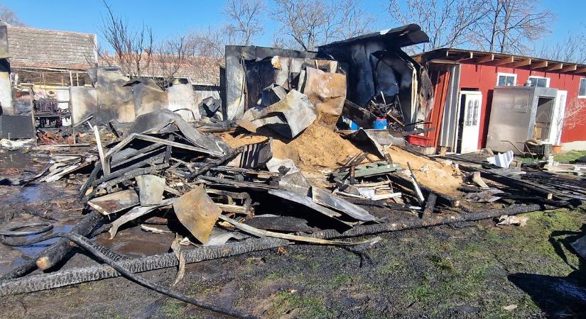 Brutális fotókon a ludasi tűzeset - rommá égett a melléképület, a ház teteje is eltűnt