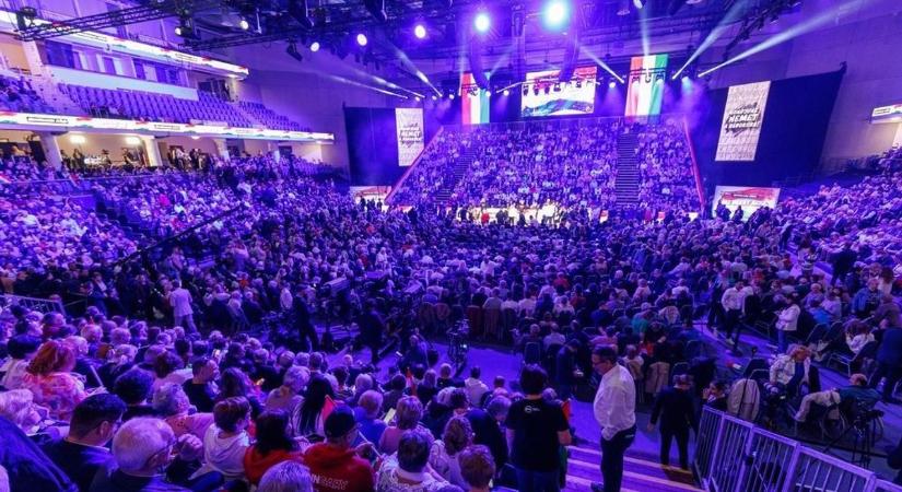 Megtelt a Főnix Aréna a debreceni háborúellenes gyűlésre (frissül)