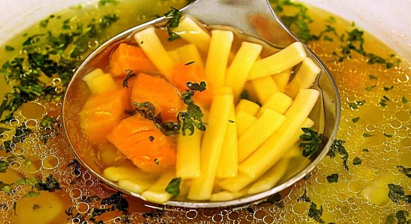 Ezt teszik a szakácsok a húslevesbe főzés közben: ettől lesz kristálytiszta