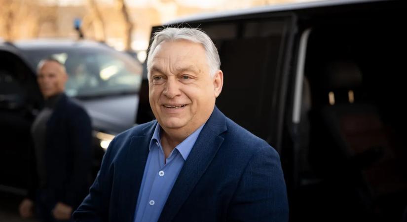 „Minket nem lehet megfenyegetni. Dolgozunk tovább” – Orbán Viktor megérkezett a debreceni Háborúellenes Gyűlésre