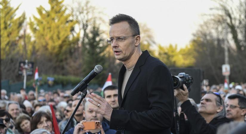 Megkérdeztük a Fidesz Ukrajna-ellenes tüntetőit, kinek a hibája, hogy Magyarország zsarolható az orosz kőolajfüggőség miatt. Azt mondták, egyértelműen a Tisza Párté