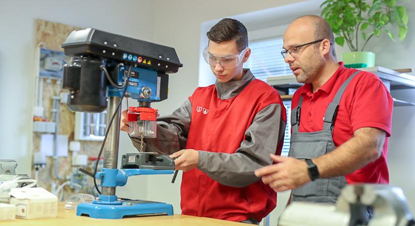 Hankó Balázs: egyszeri bruttó 152 400 forintos juttatást kapnak a szakképzésben oktatók