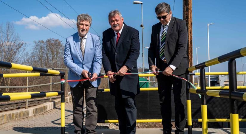 Vasúti gyalogos átjáró: egyszerűbbé és biztonságosabbá vált a munkába járás