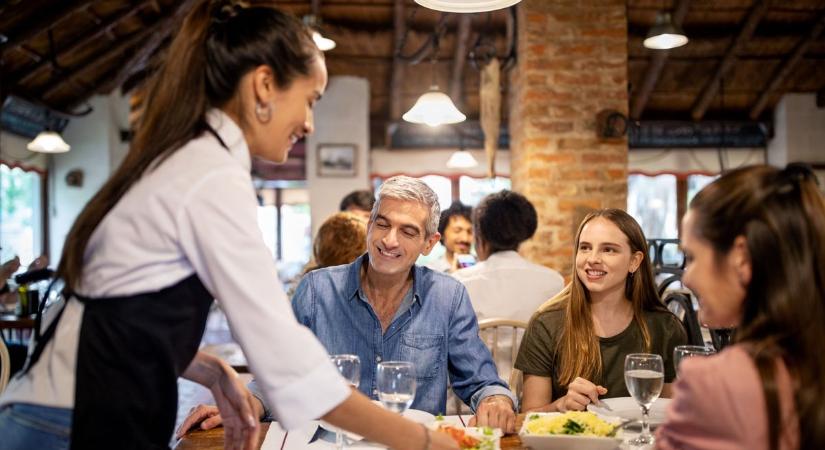 Több pénz jut a pincéreknek, szakácsoknak! Az adókönnyítéssel minden éttermi dolgozó jól jár