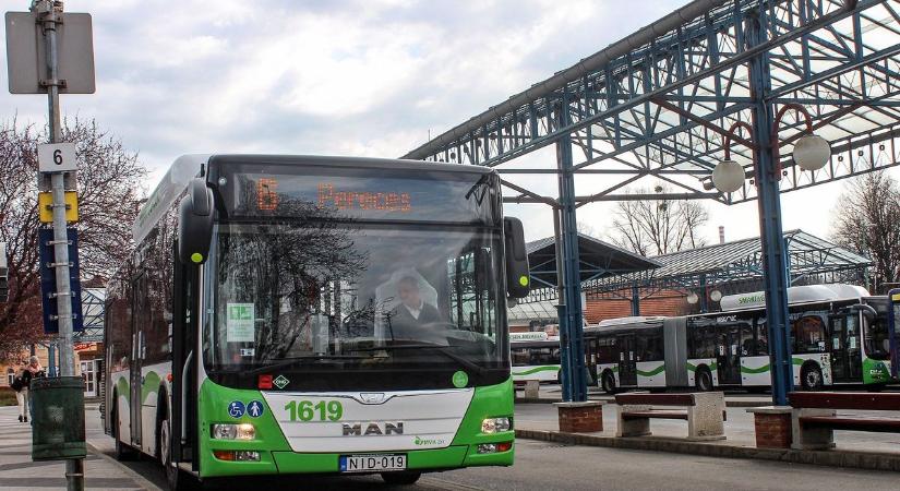 Véget ért a munka, visszakerül a helyére ez a perecesi buszmegálló