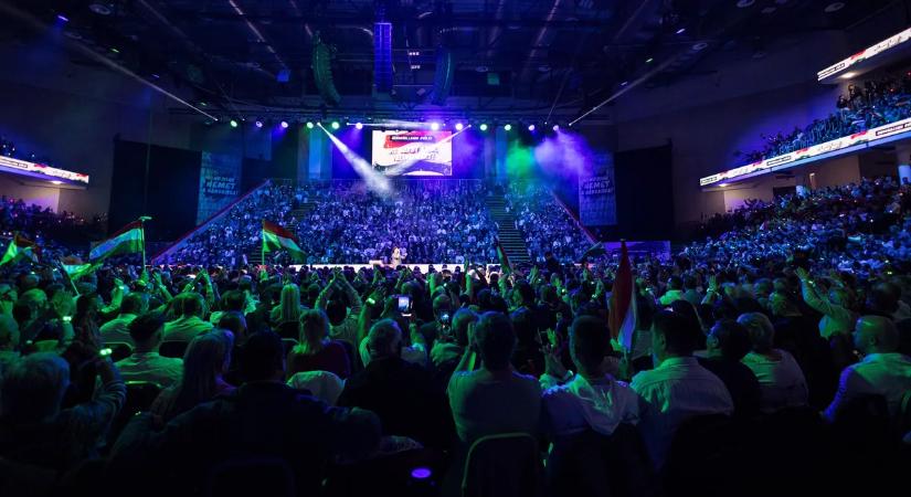 „Orbán Viktort Debrecenben is telt ház várja!” – brutális videót osztott meg Deák Dániel a Háborúlenes Gyűlésről