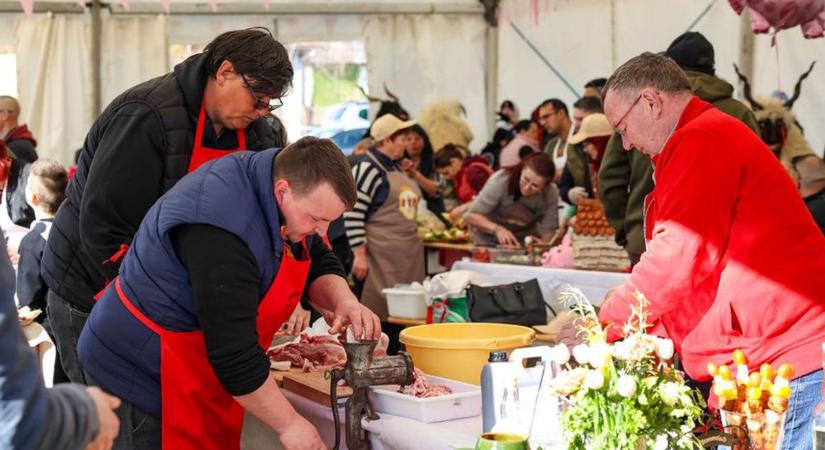 Kocsolai kolbásztöltő fesztivál: tizennyolc csapat versengett (videó)