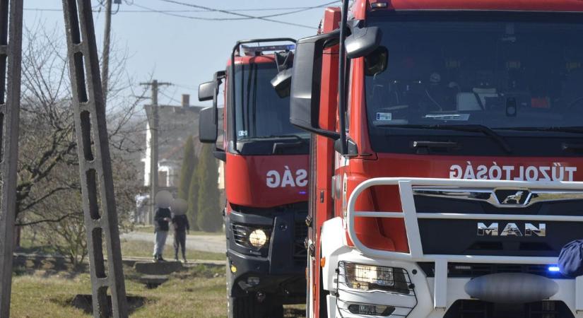 Több udvar is lángba borult a szabolcsi településen! (fotókkal)