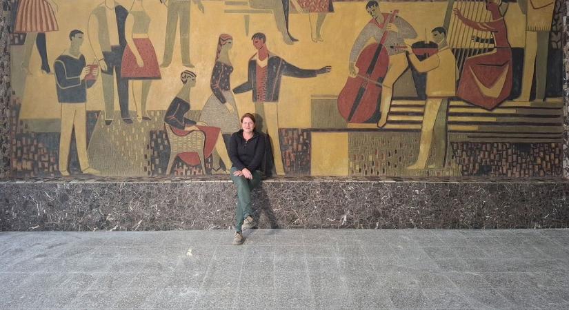 Szolnoki műemlék mentés: restaurátor tisztította meg Ludmány Ottó 1962-es alkotását