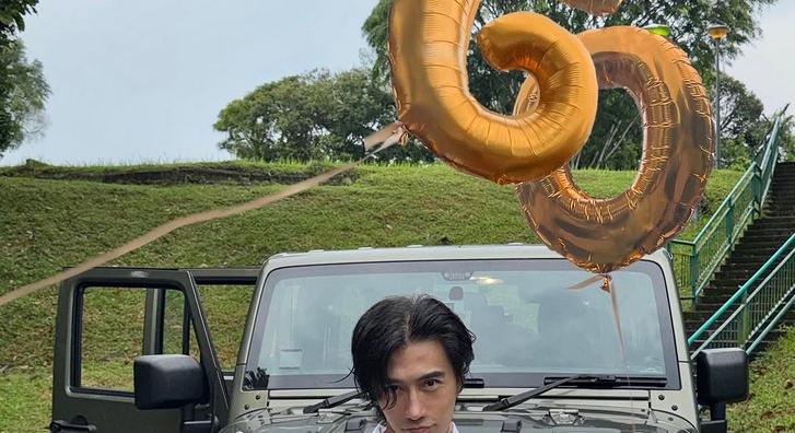 30-nak se mondanánk, holott 60 éves lett a világ legfiatalosabb kinézetű nagypapája