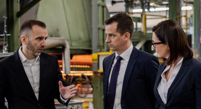 Dupla beruházással, három telephelyen erősít a Graboplast