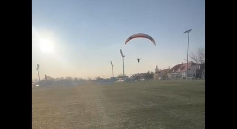 Kényszerleszállás – edzésidőben landolt egy siklóernyős a baranyai focipályán (VIDEÓ)