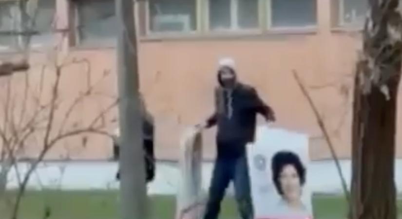 Videón a botrány: Káromkodva hajította árokba a lopott DK-plakátokat a lebukott rongáló
