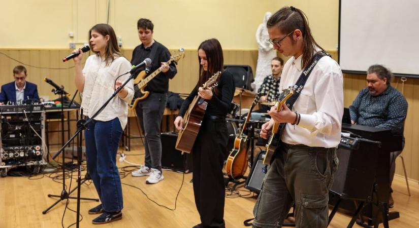 Ingyenes kollégium, ösztöndíj, országos bérlet – így ad esélyt a jövőre az Arany János program (galéria) (szombat)