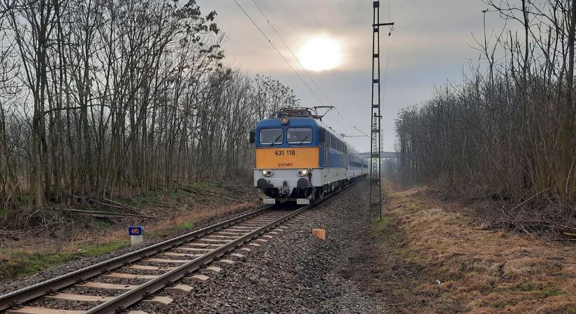 Vonat és motor ütközött Tiszalökön, a mentőket is riasztani kellett