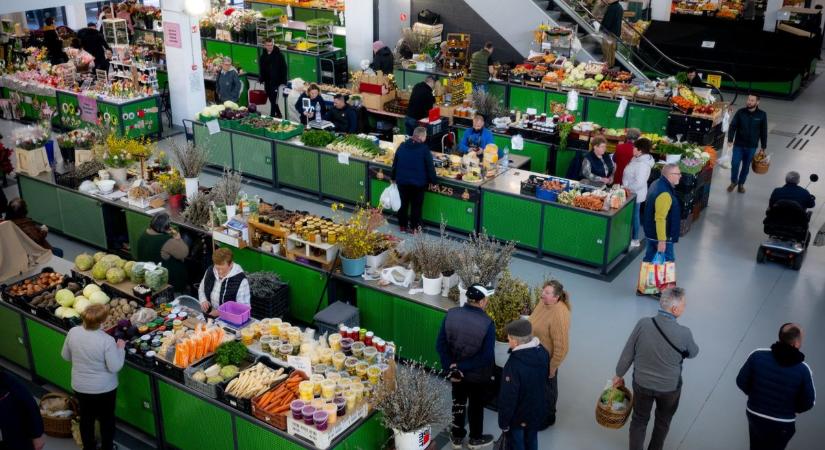 A győri vásárcsarnokban szombatonként megfordul a fél város - Mutatjuk a tavaszi árakat - fotók