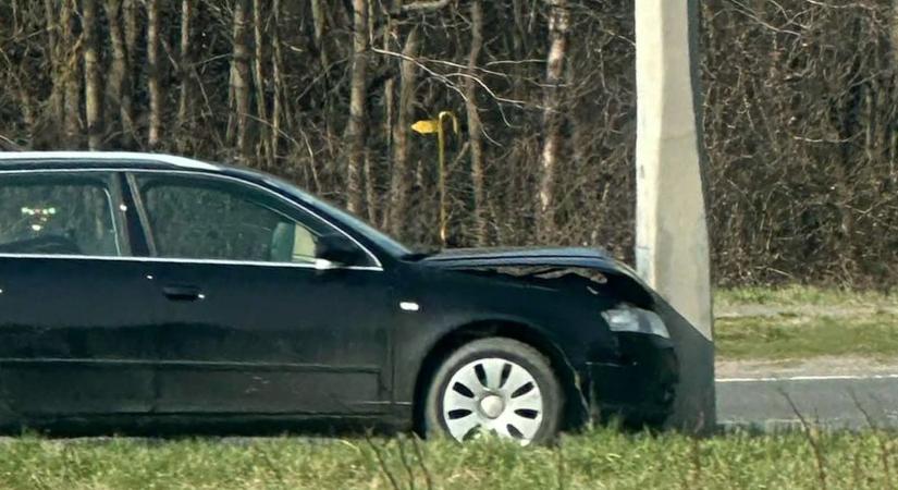 Oszlopnak hajtott egy autó Szombathelyen - fotó