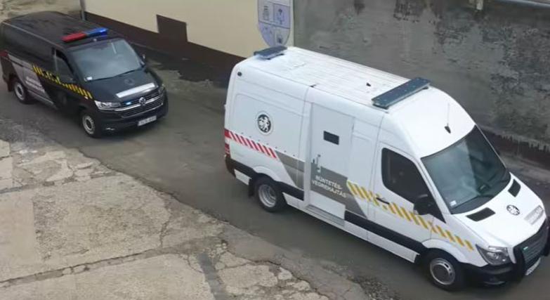 Használt rabszállítót vett a férfi, sokkoló, amit benne talált