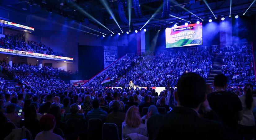 „Halál” – üzente Volodimir Zelenszkijnek az Oroszországból Magyarországra hozott kárpátaljai hadifogoly a debreceni DPK-gyűlésen