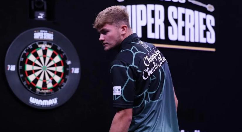 Egymásnak esett az UK Openen a két dartsjátékos – videó