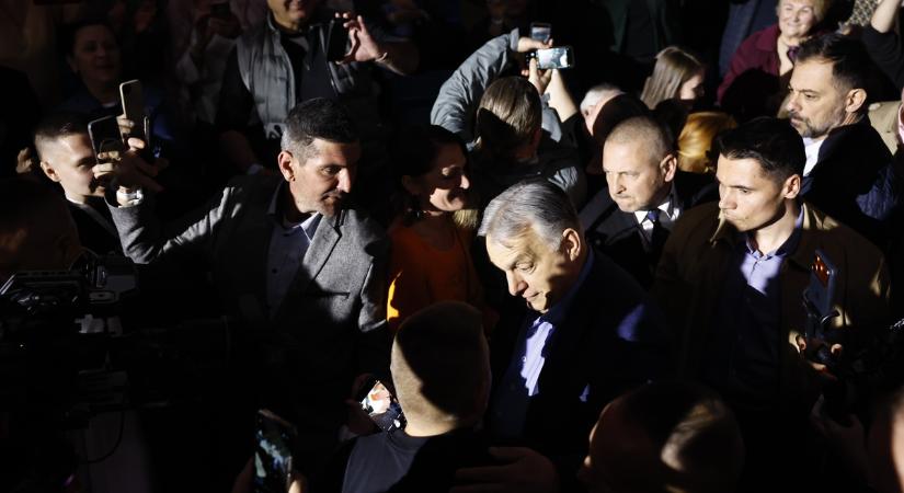 Háborúellenes Gyűlés: álló taps fogadta Orbán Viktort