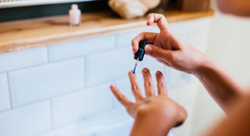 Ez a letisztult körömtrend 2026-ban mindent visz