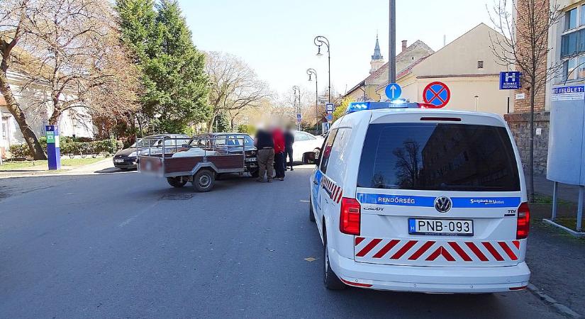 Rossz nap a biztosítóknak: rommá törtek egy legendás veterán Mercedest Hódmezővásárhelyen