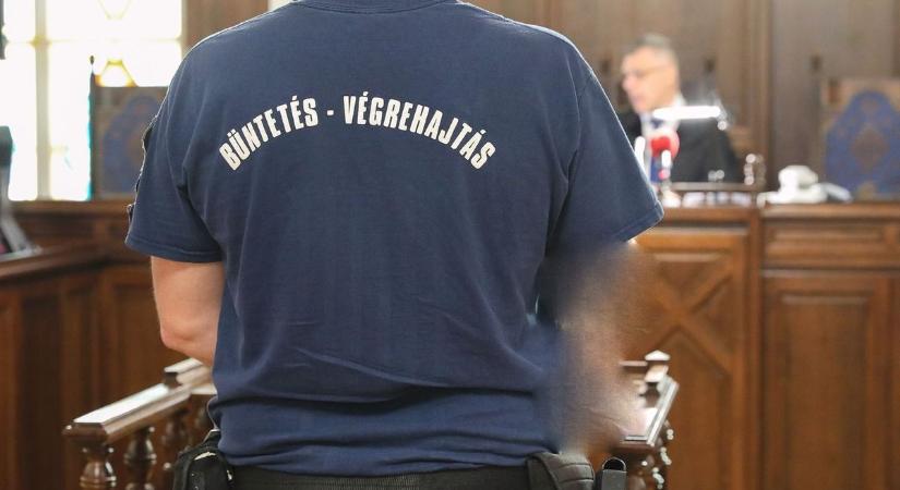 Súlyos ügy Debrecenben: benzines kannát dobtak az ötgyerekes család udvarára – az égieken múlt, hogy nem lett tragédia