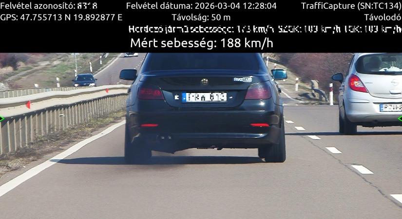 Forgalomból kivont BMW-vel 188-cal ment 90 helyett, megtarthatta a jogosítványát
