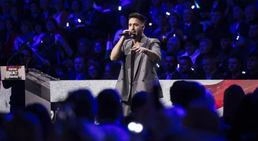 Király Viktor fellépése nyitotta meg a telt házas debreceni háborúellenes gyűlést