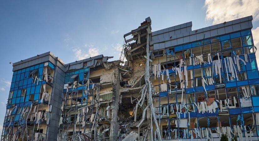 Rakétával lőttek szét az oroszok egy harkivi lakóházat