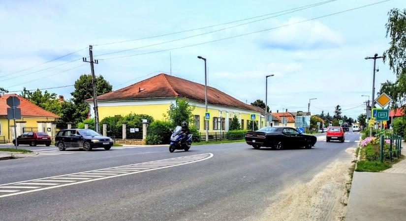Ezen megy a vita az autósok között: vajon kinek van elsőbbsége egy kanyarodó főútnál?