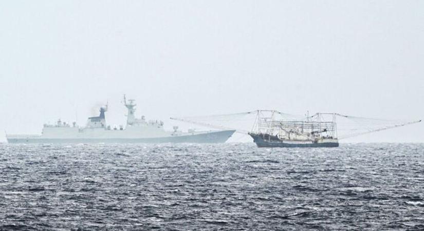 A II. világháború óta nem történt ilyen a Földön: amerikai tengeralattjáró torpedóval lőtt szét egy iráni hadihajót – videón a brutális találat