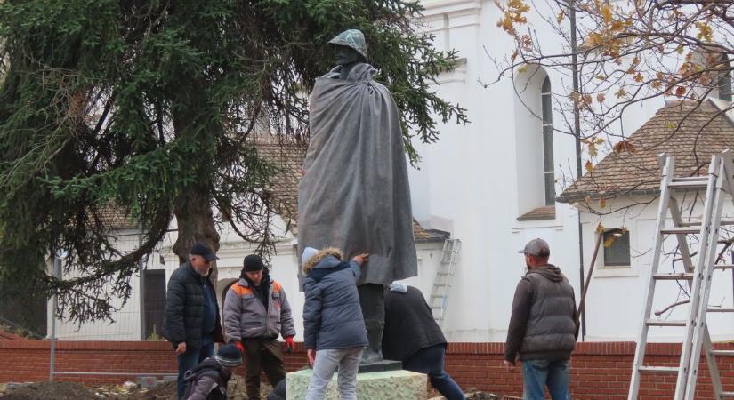 Kincsekre vadásztunk: vécén ülő Lenintől a tízezer dolláros kommunista költő szobráig
