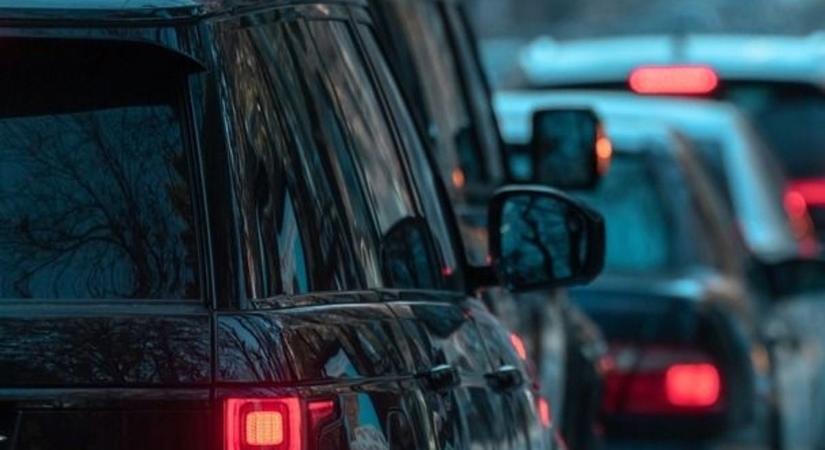 Sokan nem tudják: új kötelező autós felszerelés jön az autókba