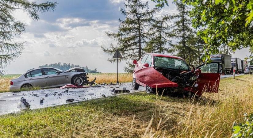 Összeütközött két autó Előszállás közelében