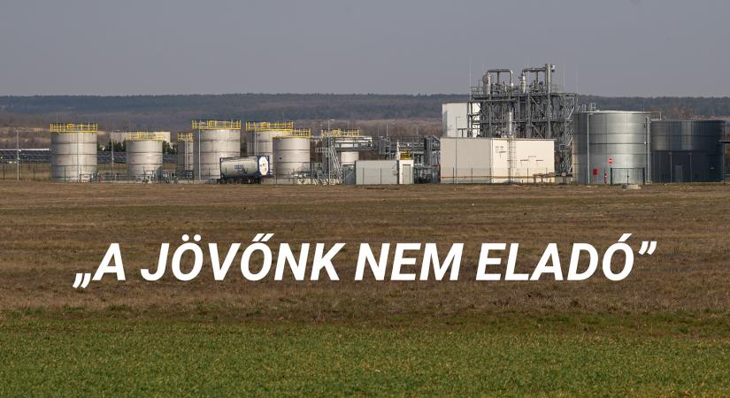 „Ennek a gyárnak nem lett volna szabad felépülnie” – Videóriport Sóskútról