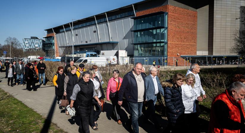 „Demokráciában élünk, mindenki ott hülye, ahol akar” – óriási kutya fogadta az utolsó DPK-gyűlésre érkezőket