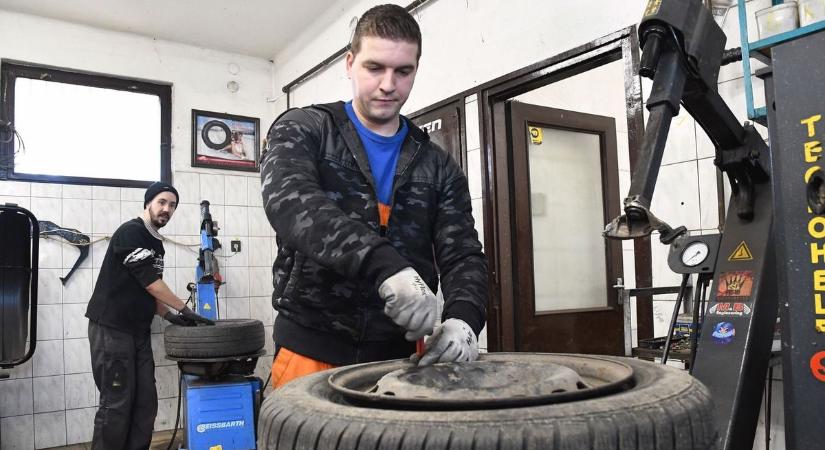 Eljött a gumicsere ideje, utánajártunk mennyivel számolhatsz és mivel nem spórolsz biztosan