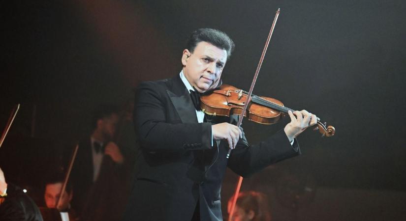 Virágok és világszínvonalú koncert: ilyen volt Mága Zoltán előadása Hajdú-Biharban - videóval