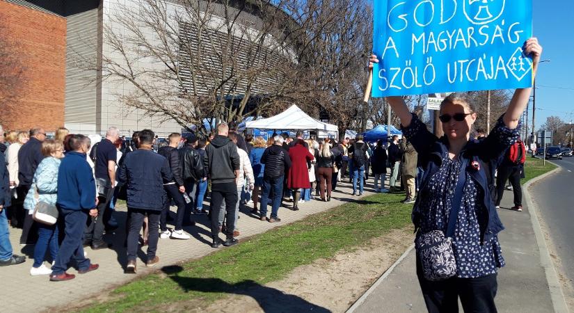 Szőlő utca és Göd feliratú táblával és megkésett akkugyáras dallal várták a dpk-sokat Debrecenben